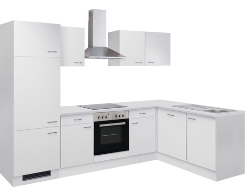 Witte hoekkeuken met fornuis, afzuigkap en spoelbak
