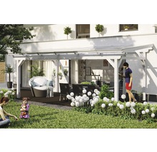 Overdekt terras met tuinmeubilair en spelende kinderen in de tuin.