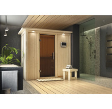 Moderne sauna met douche in een badkamer