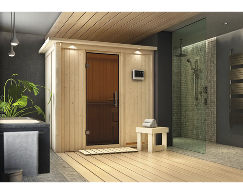Moderne sauna met douche in een badkamer