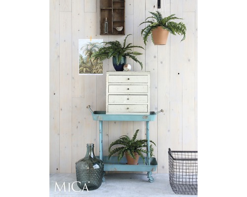 Decoratief interieur met serveerwagen, potplanten en ladekast