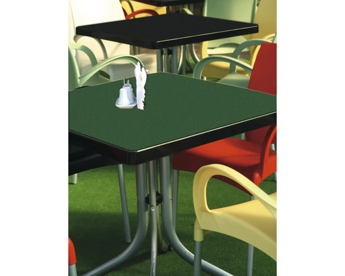 Scene met tafels en stoelen voor buiten