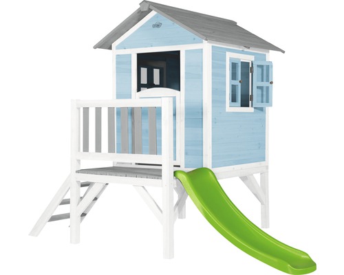 Houten speelhuis met glijbaan voor in de tuin