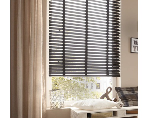 Raam met jaloezieën en gordijn ter decoratie van een kamer