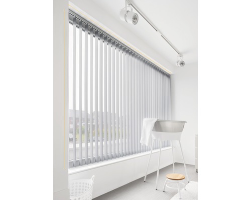 Verticale jaloezie voor een raam in een badkamer.