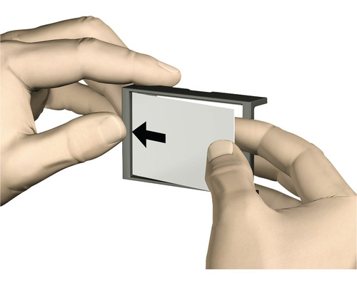 Handen schuiven bord in een frame