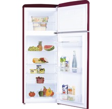 Geopende, bordeauxrode koelkast gevuld met levensmiddelen.