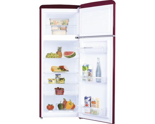 Geopende, bordeauxrode koelkast gevuld met levensmiddelen.