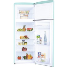 Open koel-vriescombinatie gevuld met levensmiddelen.