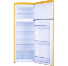 Geopende gele koelkast met planken