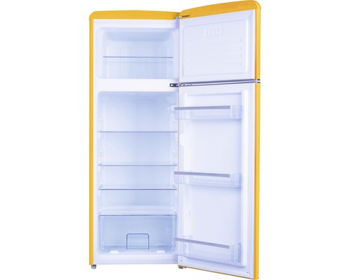 Geopende gele koelkast met planken
