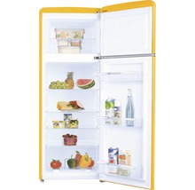 Geopende gele koelkast gevuld met levensmiddelen