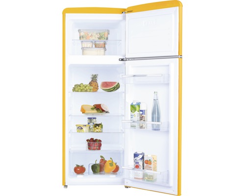 Geopende gele koelkast gevuld met levensmiddelen