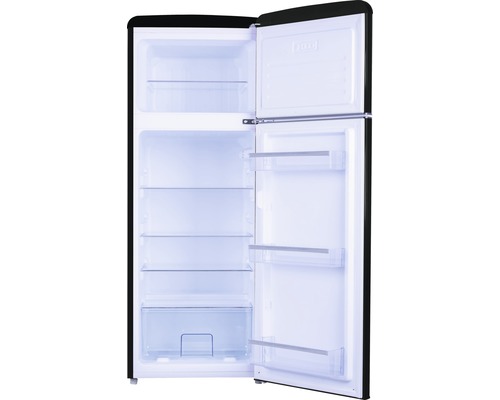 Open koelkast met planken