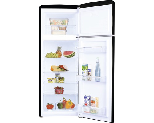 Geopende koelkast met voedsel op de planken