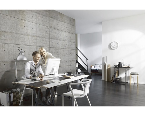 Inrichting van een kantoor met een betonbehang, een bureau en stoelen