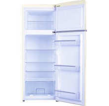 Geopende koelkast met legplanken