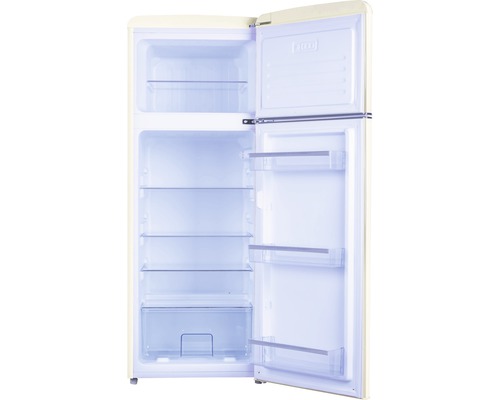 Geopende koelkast met legplanken