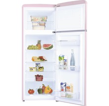 Geopende, roze koelkast gevuld met etenswaren