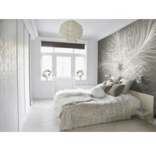 Lichte slaapkamer met bed, behang en schuifdeurkast