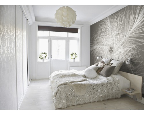 Lichte slaapkamer met bed, behang en schuifdeurkast