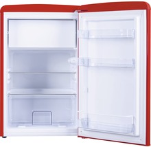 Open rode koelkast met schappen en lade