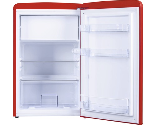 Open rode koelkast met schappen en lade