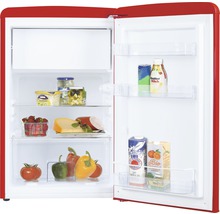 Open rode koelkast gevuld met levensmiddelen