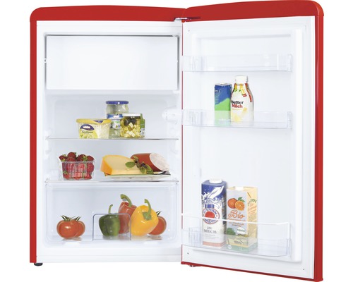 Open rode koelkast gevuld met levensmiddelen