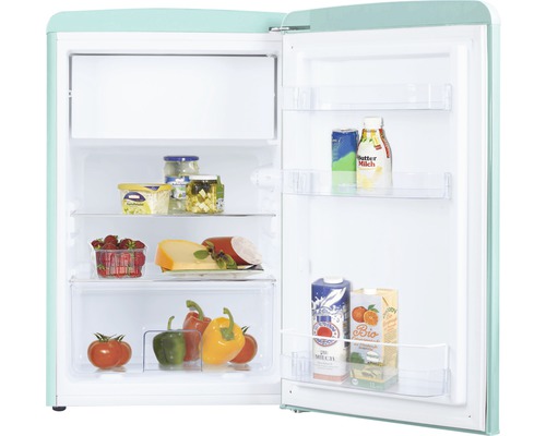 Geopende koelkast met levensmiddelen