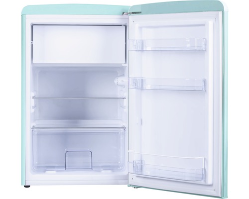 Open koelkast met planken en deurvakken