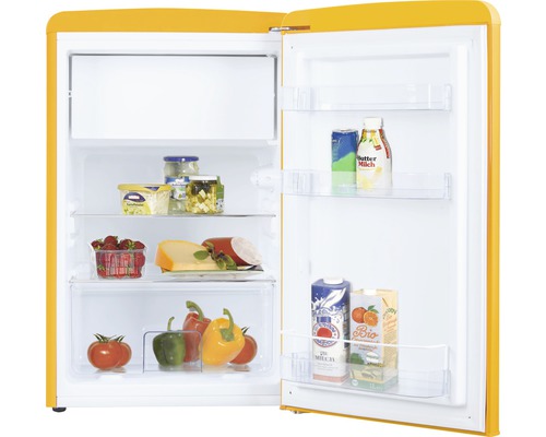 Gele koelkast met open deur en levensmiddelen