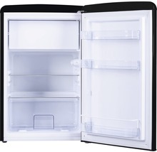 Open, zwarte koelkast met legplanken en deurvakken