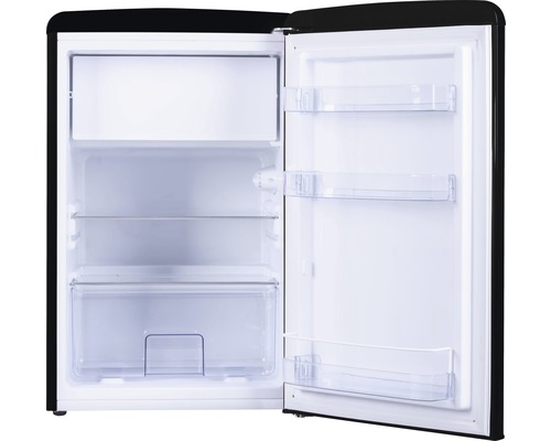 Open, zwarte koelkast met legplanken en deurvakken