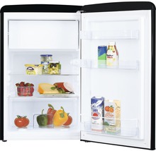 Open koelkast met diverse etenswaren