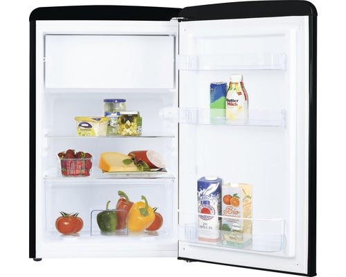 Open koelkast met diverse etenswaren