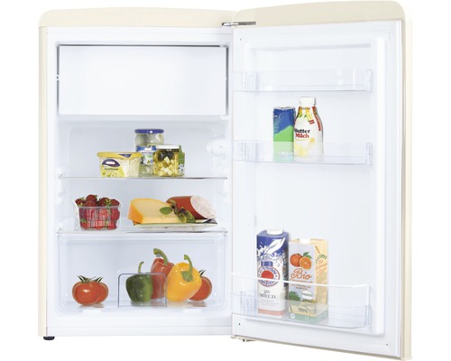 Geopende koelkast gevuld met etenswaren