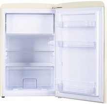 Open koelkast met planken en vakken