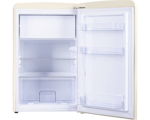 Open koelkast met planken en vakken