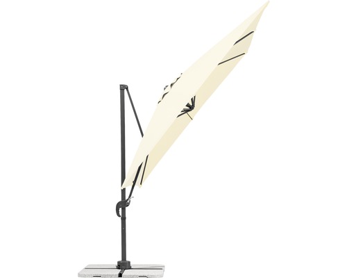 Beige zweefparasol op grijze standaard met stenen plaat