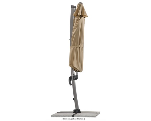 Gesloten, beige zweefparasol met voet