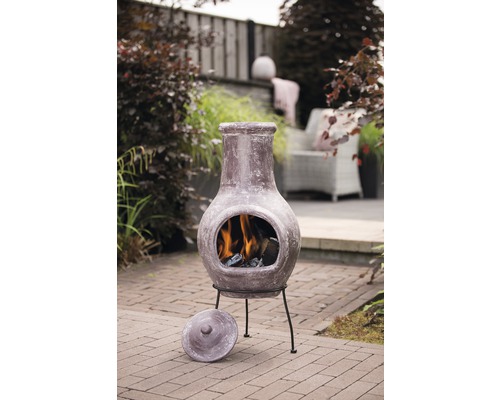 Terracotta tuinhaard met open vuur in de tuin