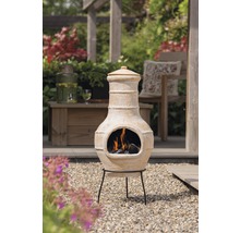 Terrasverwarmer van terracotta met stalen frame in een buitenomgeving.