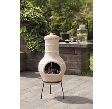 Tuinopstelling met terracotta terrasverwarmer op een metalen standaard