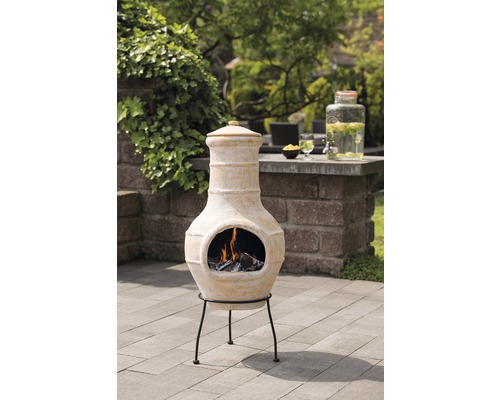 Tuinopstelling met terracotta terrasverwarmer op een metalen standaard