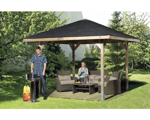 Houten paviljoen met barbecue en zithoek in de tuin