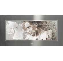 Wanddecoratie met abstracte vrouwenvoorstelling en vlinders