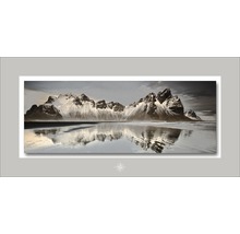 Wanddecoratie met besneeuwde bergen en hun spiegeling in het water
