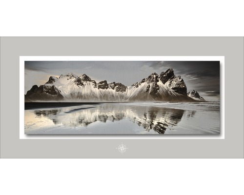 Wanddecoratie met besneeuwde bergen en hun spiegeling in het water