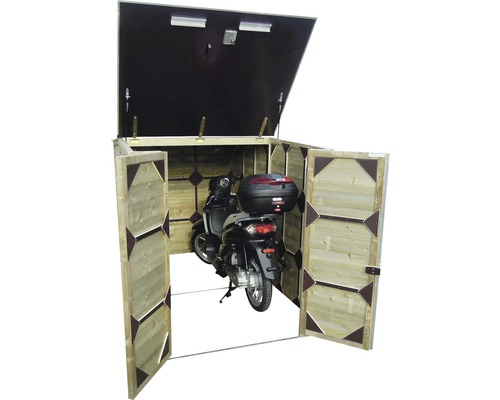 Houten motorfietsgarage met open deuren en motorfiets